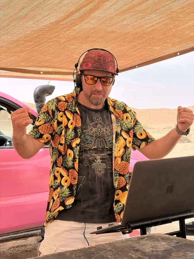 DJ Nimi — DJ set in the desert with headphones